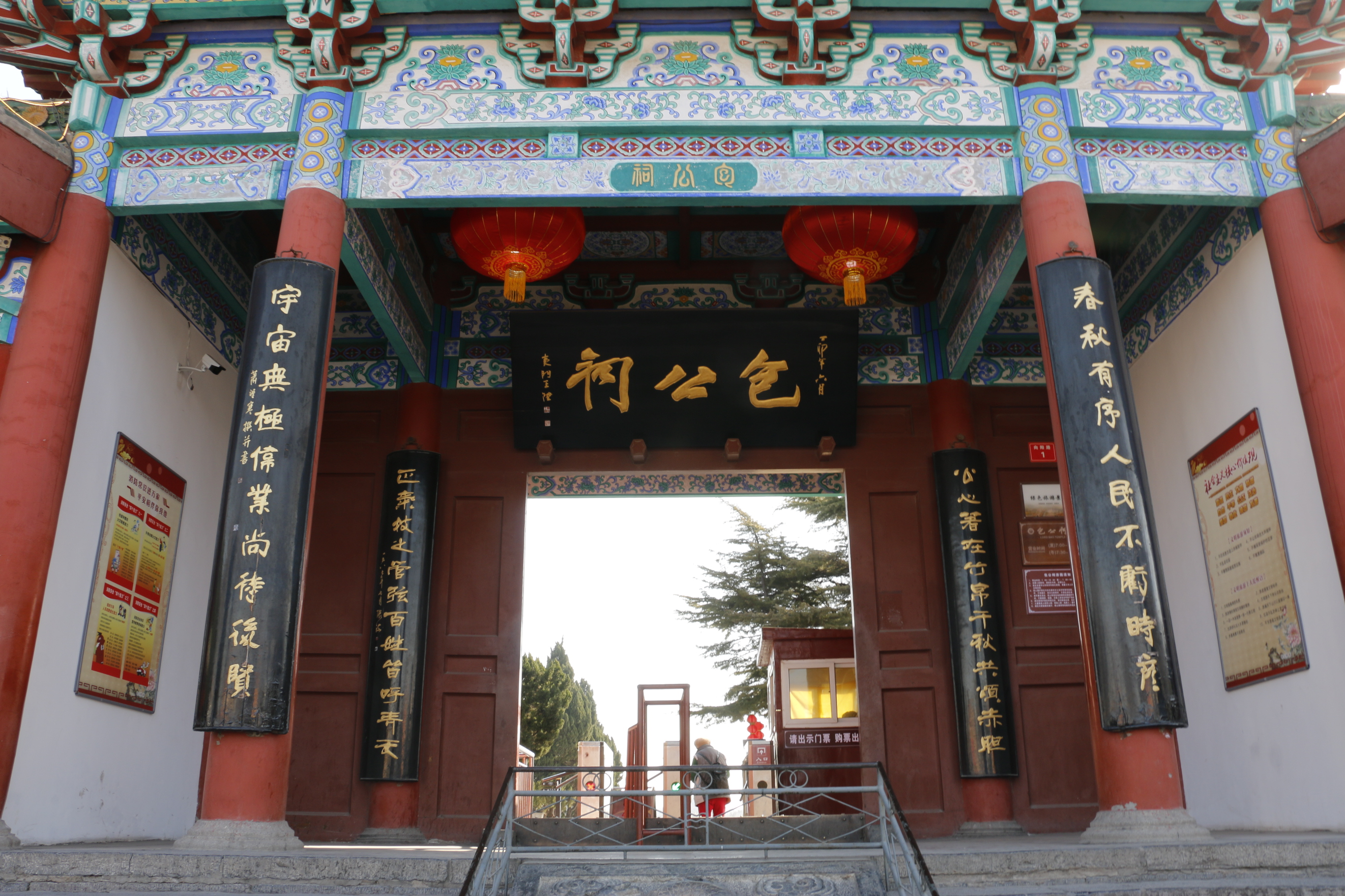 包公祠主要建筑有大殿,二殿,东西配殿,半壁廊,碑亭和气势雄壮的大门楼