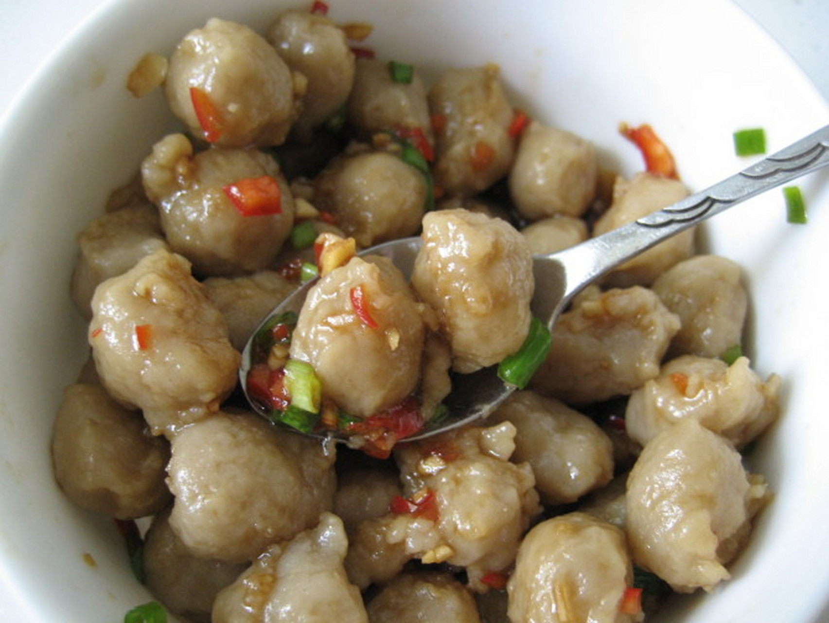 宁都肉丸是一道客家菜,主材料是鱼肉或猪肉,夏季制作时还可以苦瓜祛暑