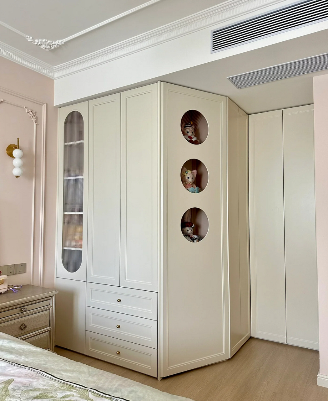 这是我见过最有创意的衣柜转角设计,太有趣了!