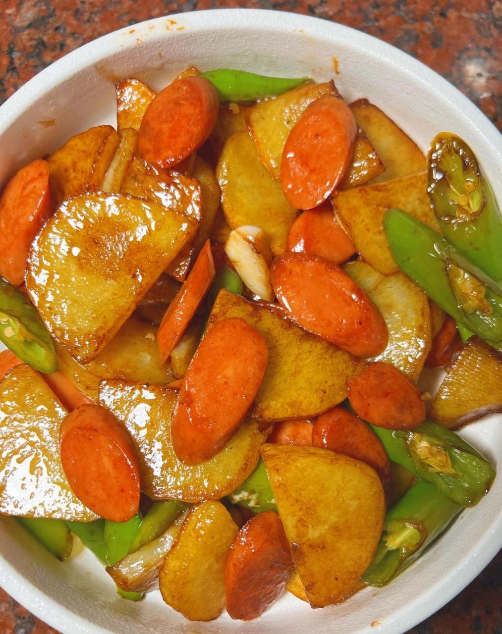 火腿肠土豆片 今天咱们吃一道普普通通的火腿肠炒土豆片 简单的食材不