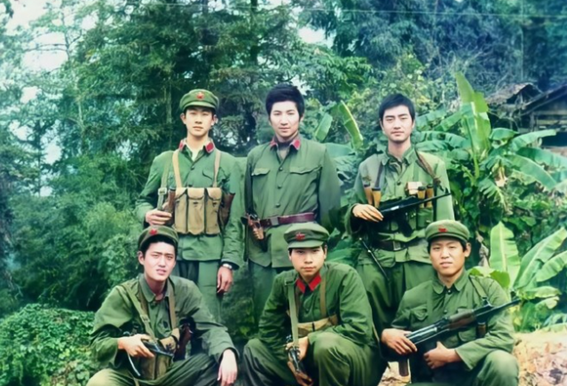 1984年12月,部署至云南省麻栗坡县天保口岸南洞村12军36师侦察连留影!