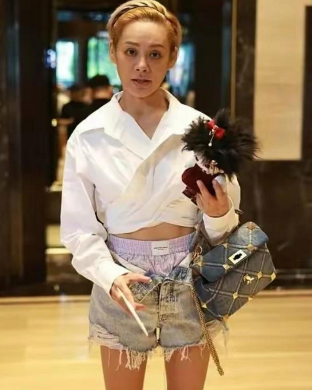 宁静真大胆,穿牛仔短裤秀身材!网友:这才是真正的女神!