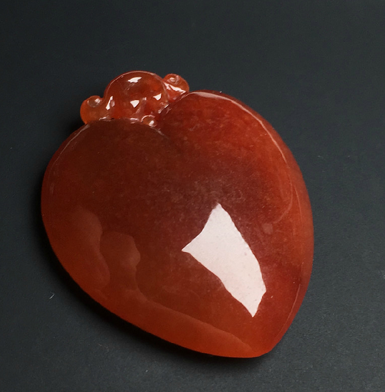 鸡冠红翡翠 鸡冠红#翡翠# ,分布于风化表层之下或沿翡翠的原石裂隙