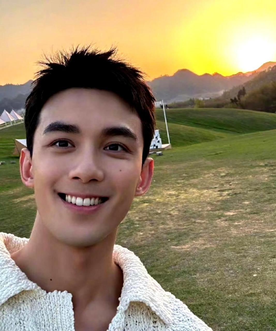 他笑起来阳光明媚,牙齿整齐洁白,细节精致,是个帅气有型的男生.