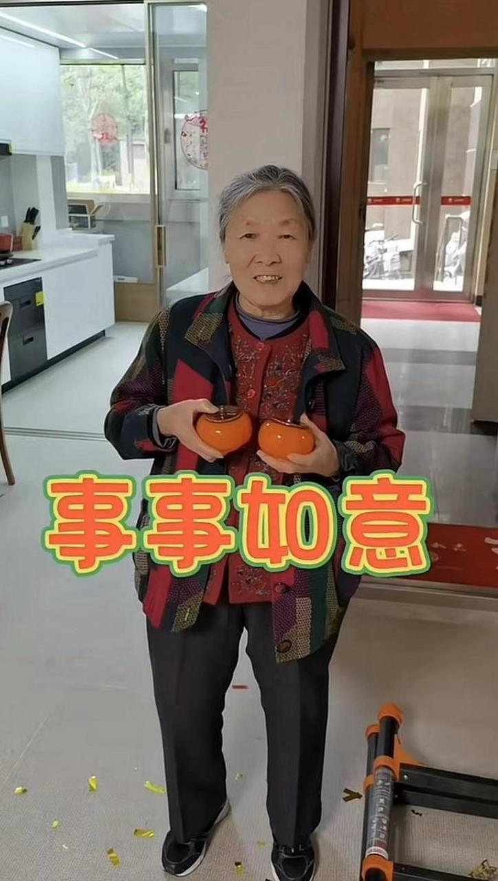 【刘和刚携父母搬家一家十口露面,小10岁老婆惊艳,俩娃颜值似爸】4月