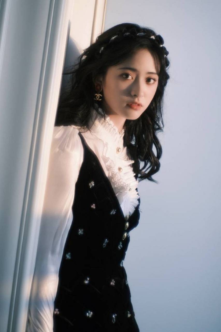 沈月,学院风公主卷发造型,一双大眼灵动有神