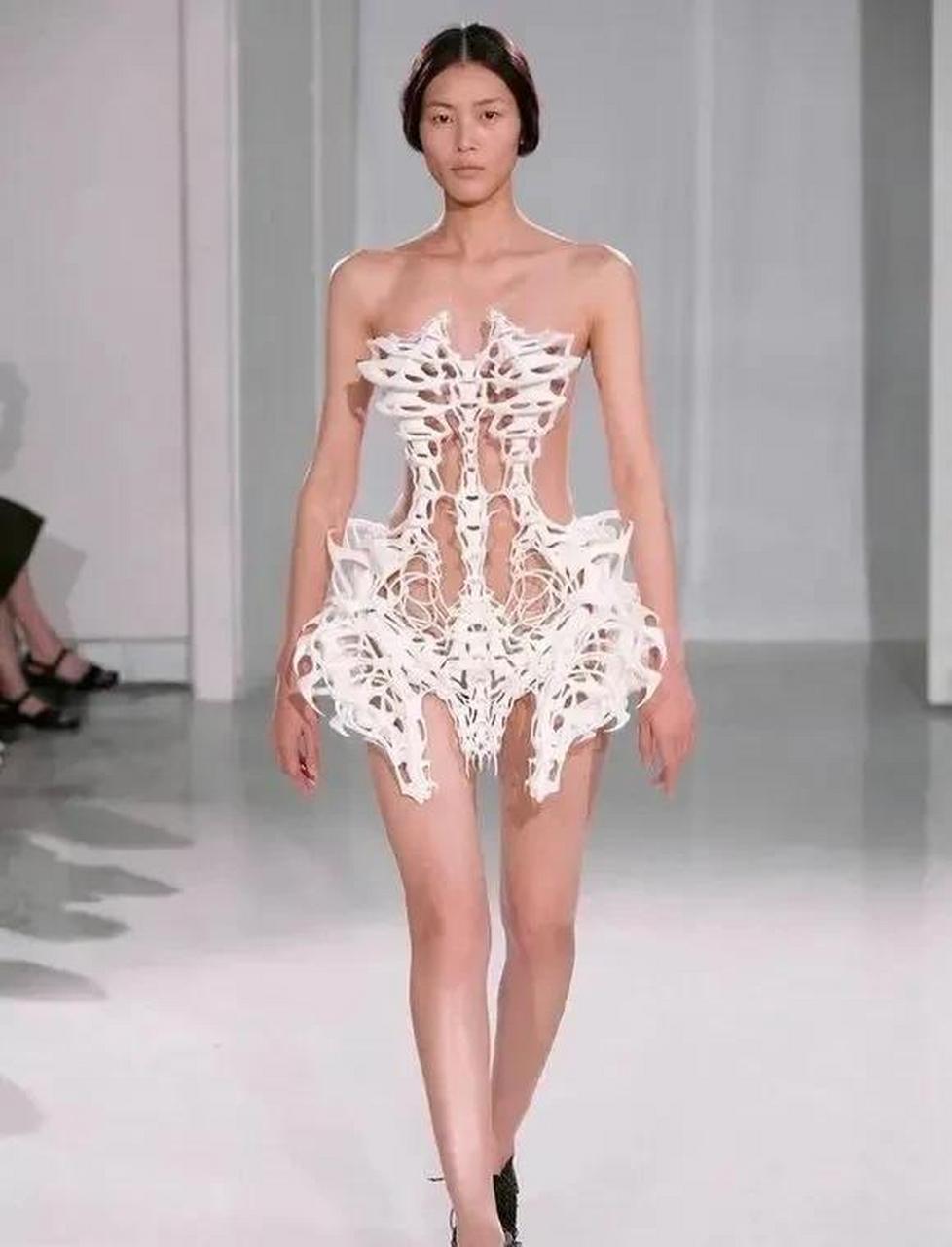 gif创作人# 刘雯最大胆的一次尝试,直接穿"骷髅"装走t台,全身竟无一