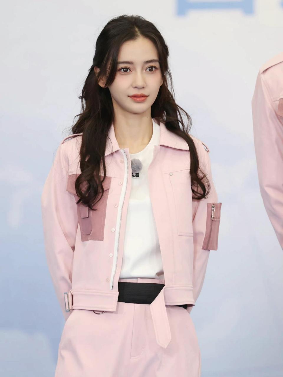 angelababy 北鼻 跑男穿搭 活泼 青春 靓丽 身穿粉色工装套装,可爱又