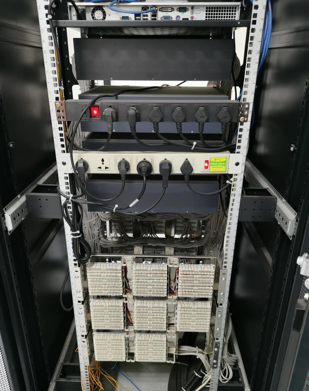 去三甲医院的机房时,看到这款印有"office ten"标识的程控电话交换机