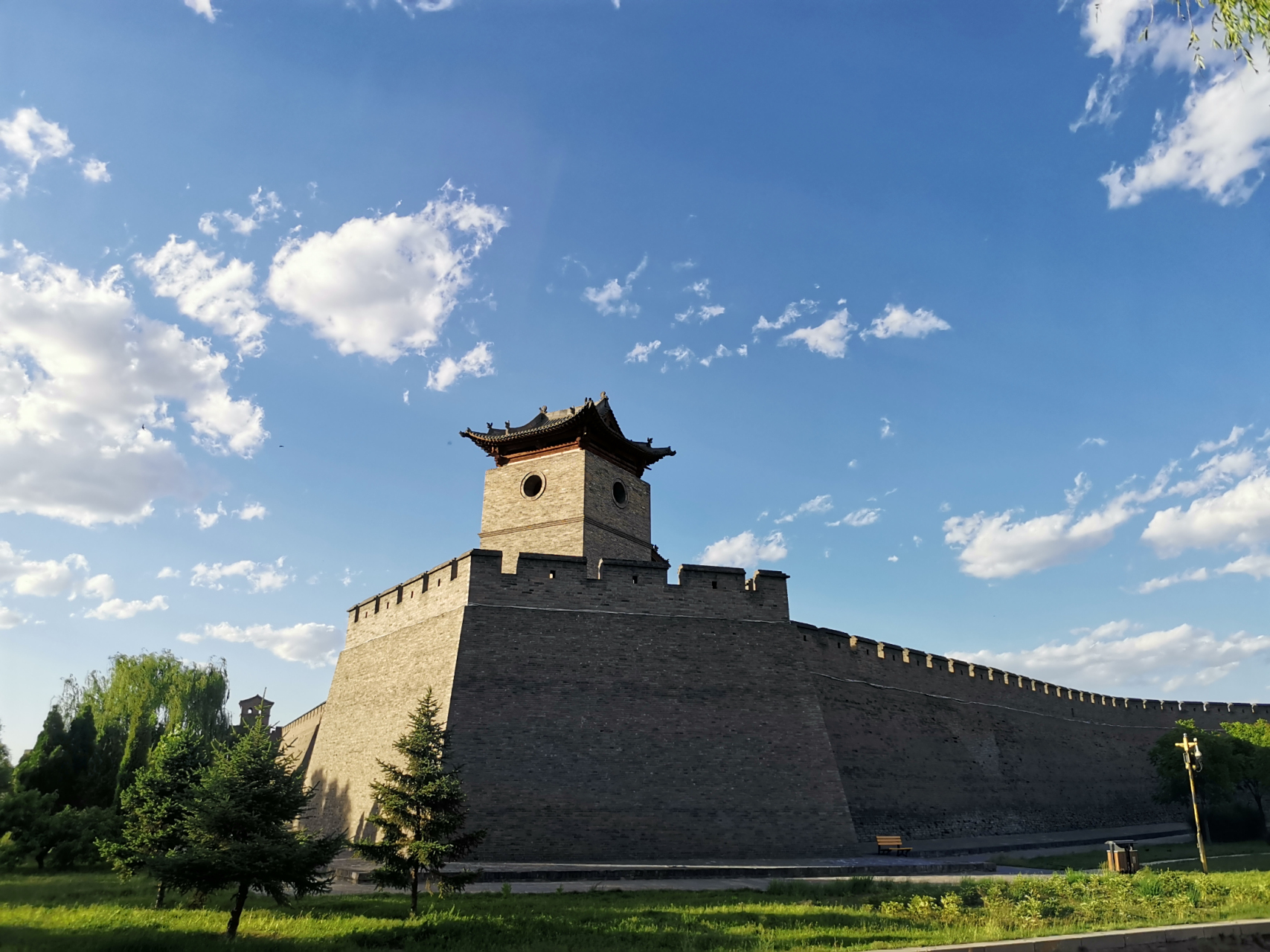 平遥古城难得的好天气,蓝天白云下的古城墙,这张照片大家觉得美不美!