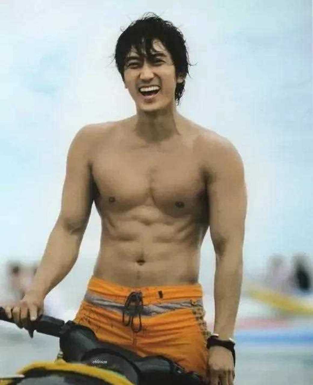 [汗] 韩国75后的男星里,宋承宪在演戏上算不上多厉害.