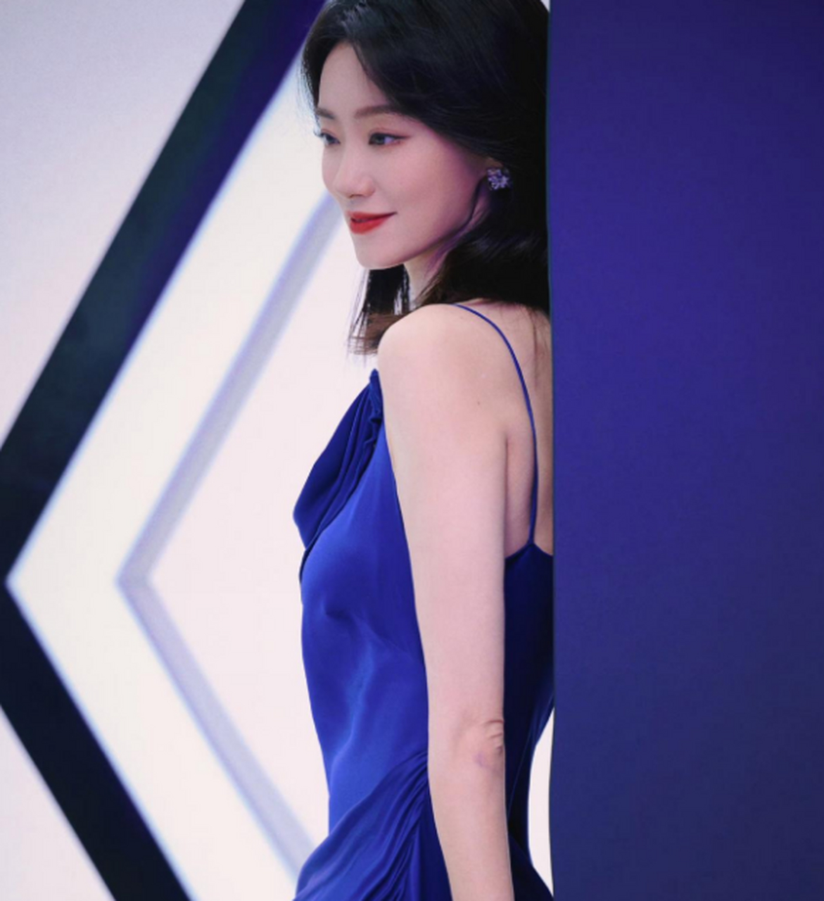 张小斐身穿蓝色吊带裙,身材比例也刚刚好,优雅迷人.