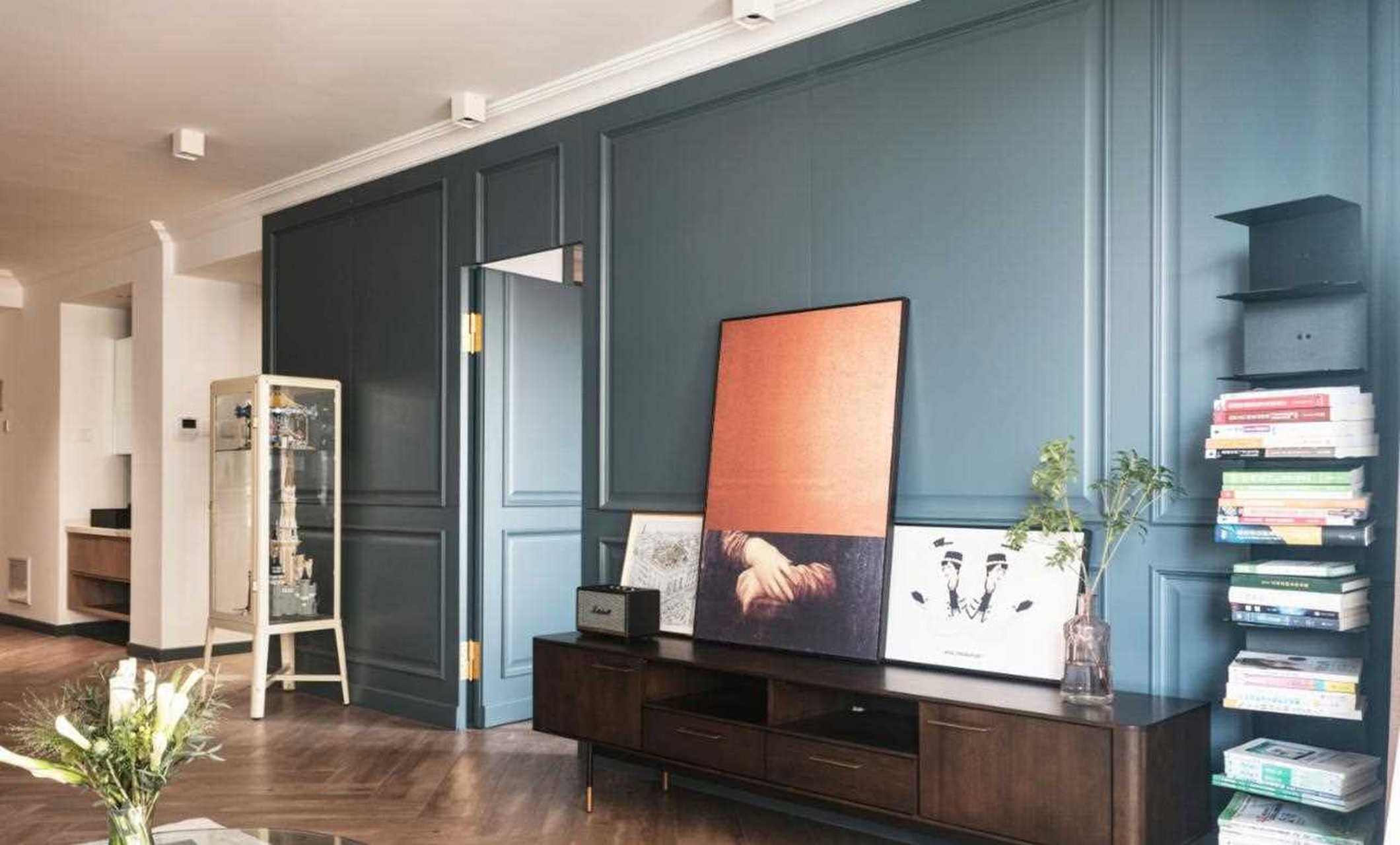 整体墙面采用通顶的蓝灰色护墙板,高级的色调,在家中增添了许多时尚感