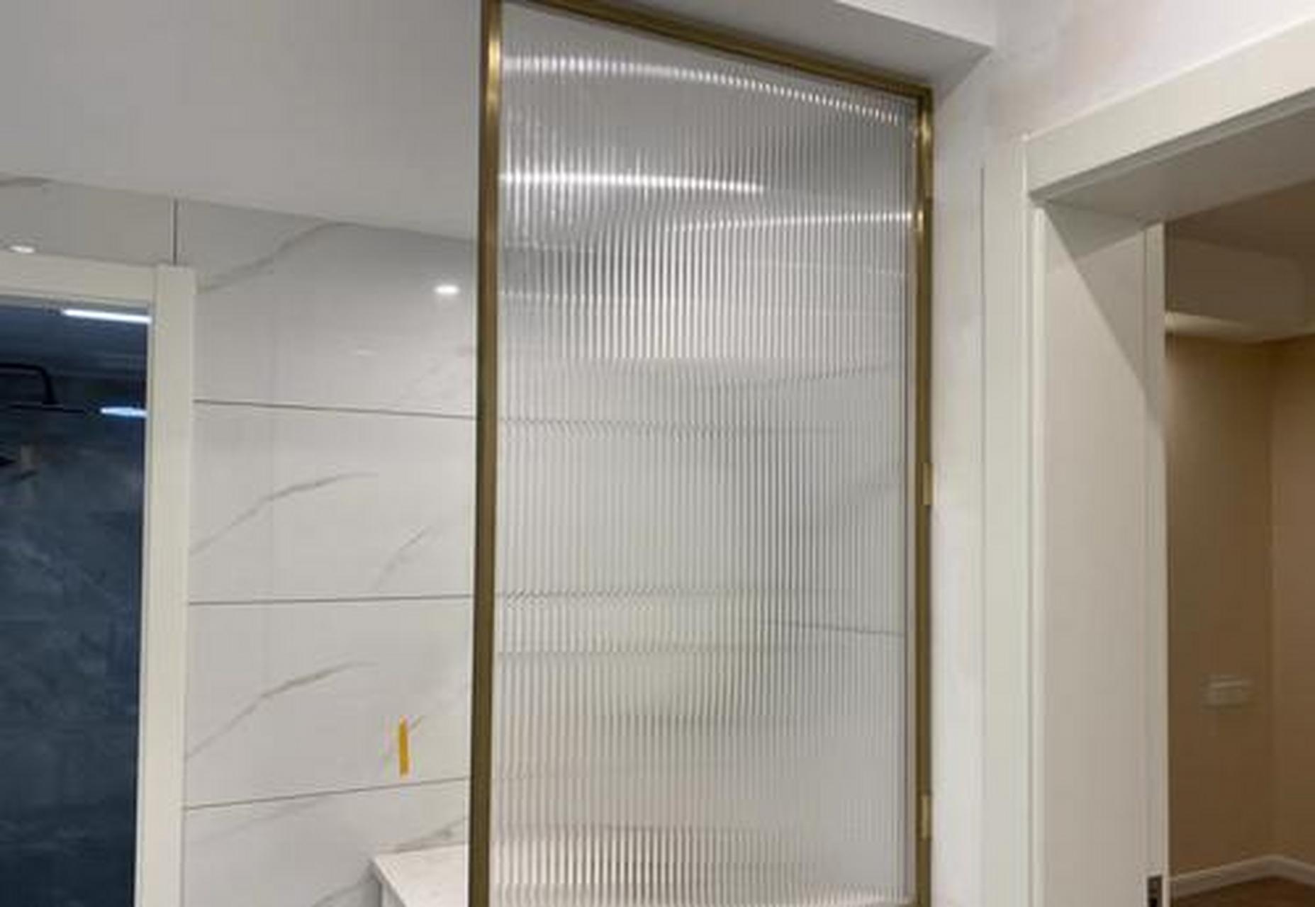 其实所有普通玻璃都会发绿,只不过长虹玻璃显得更绿