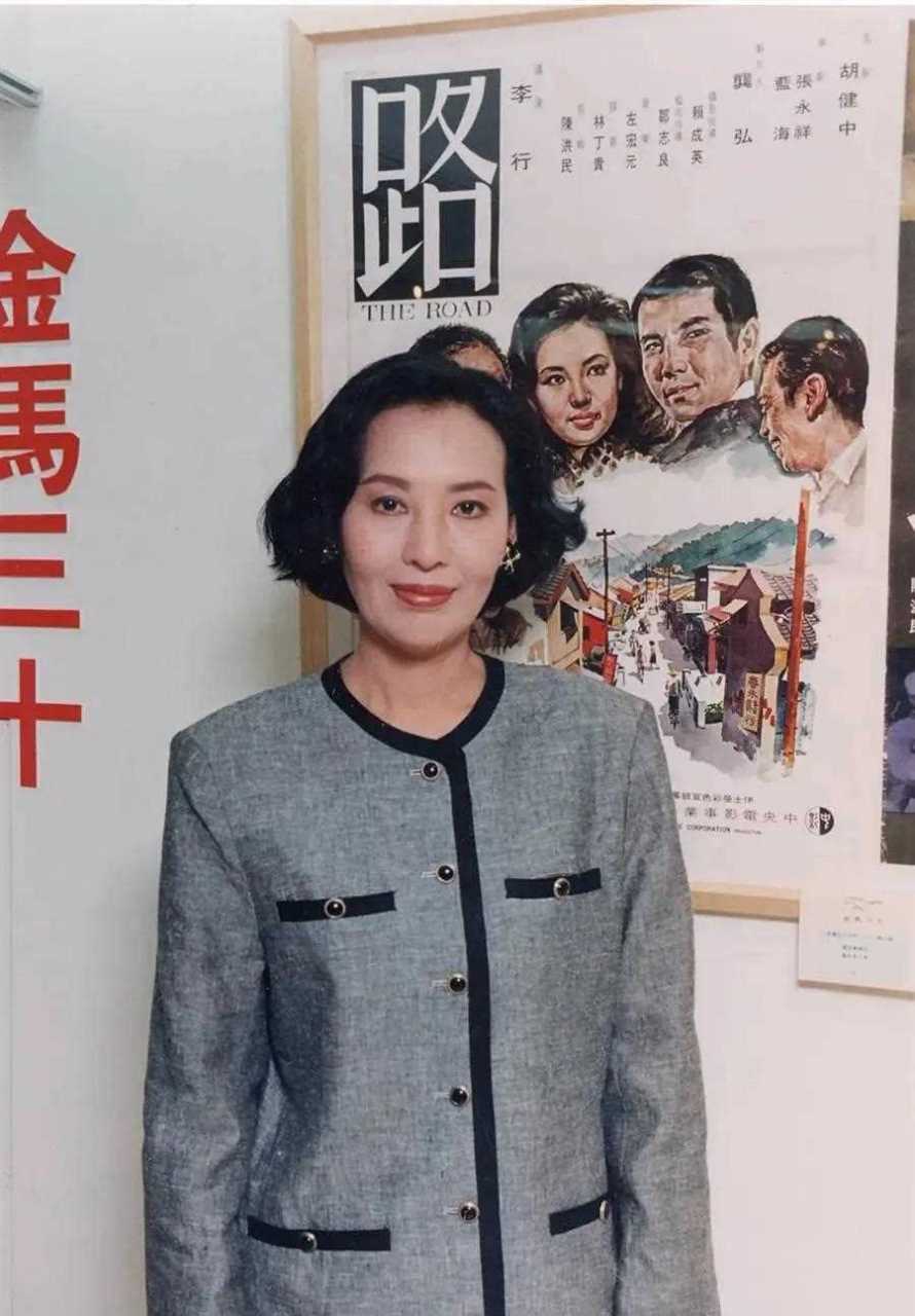 说到艳这个字,不能忘记汪萍,她有两颗水汪汪的眼睛.