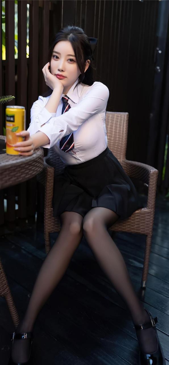 杨晨晨写真图,经典jk制服配黑丝,青涩与性感兼具