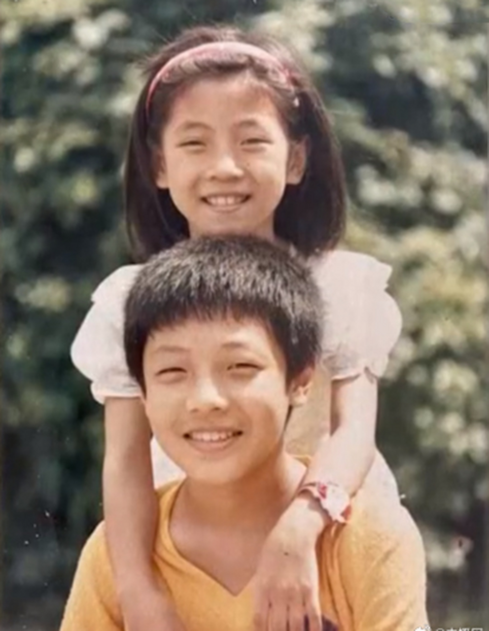 撒贝宁与妹妹撒贝娜的同框旧照!妹妹挺文静的,撒贝宁怎么这么调皮呢?