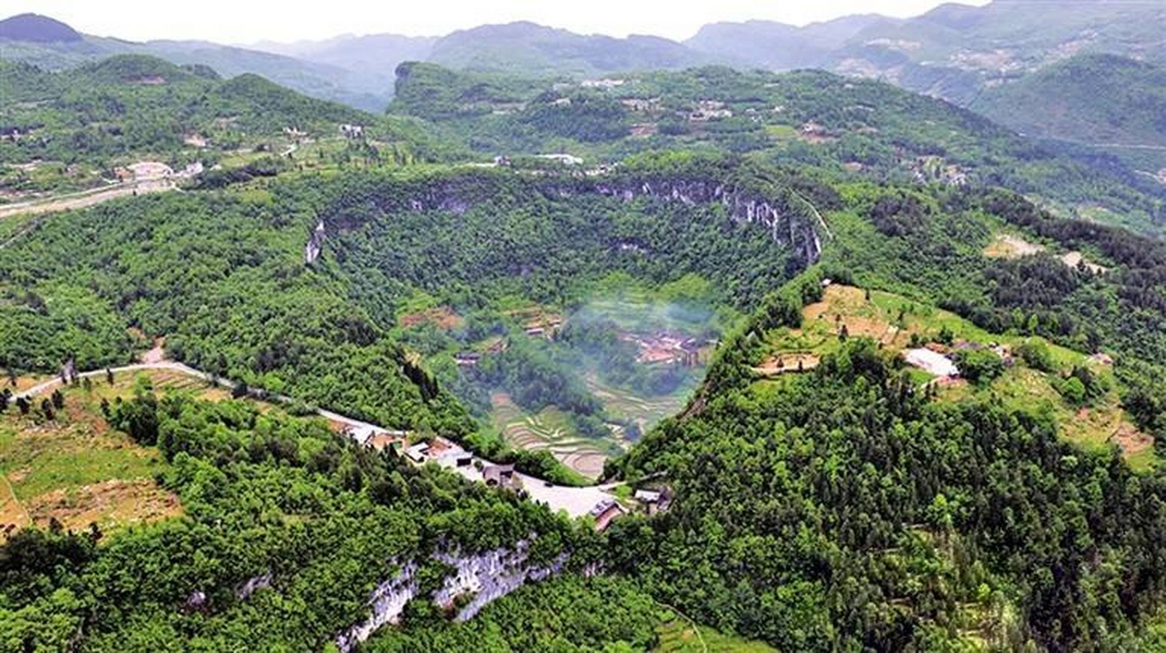 在重庆武隆区仙女山镇明星村,藏匿着一个让人惊叹的绝美古寨——天坑