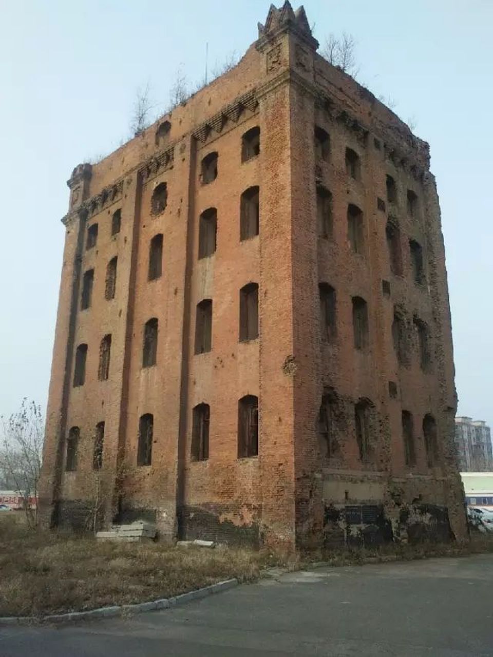 在长春市凯旋路2155号铁道部长春机车工厂大院里,有一座红砖与混凝土