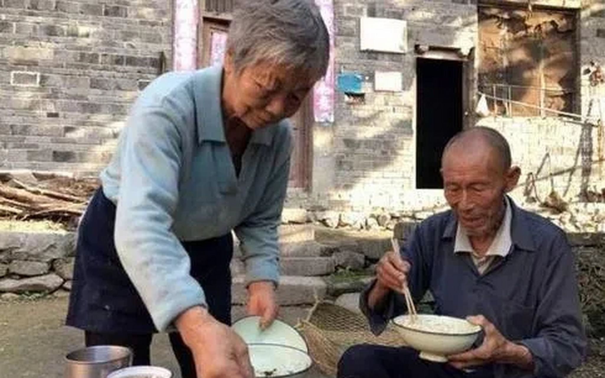 兒子春節要回家過年,接到6歲孫女的電話,我狠心把一桌子菜餵了豬!