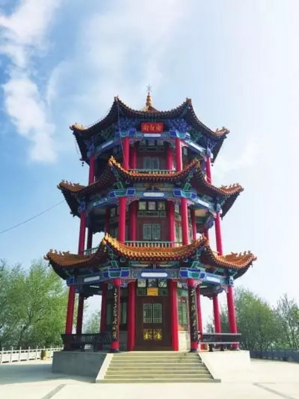 岷县二郎山位于岷县城南,北靠岷山玉女峰,南傍洮河.