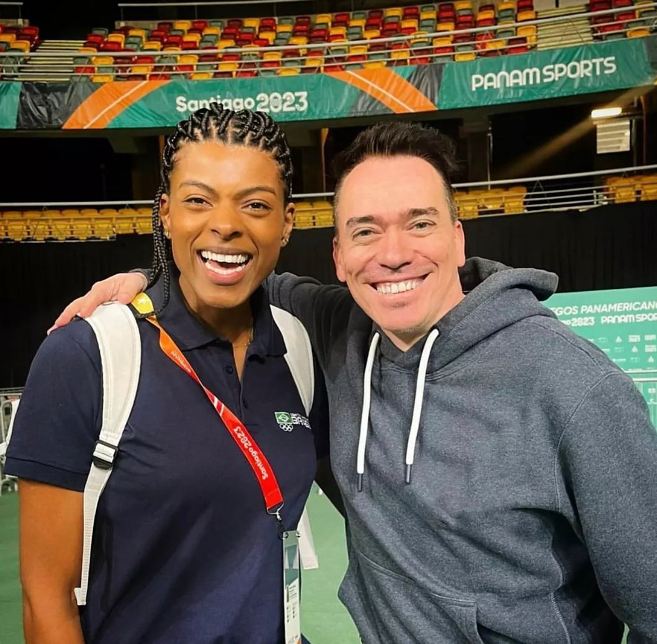 巴西女排奥运冠军费加雷退役后在泛美比赛现场担任记者!