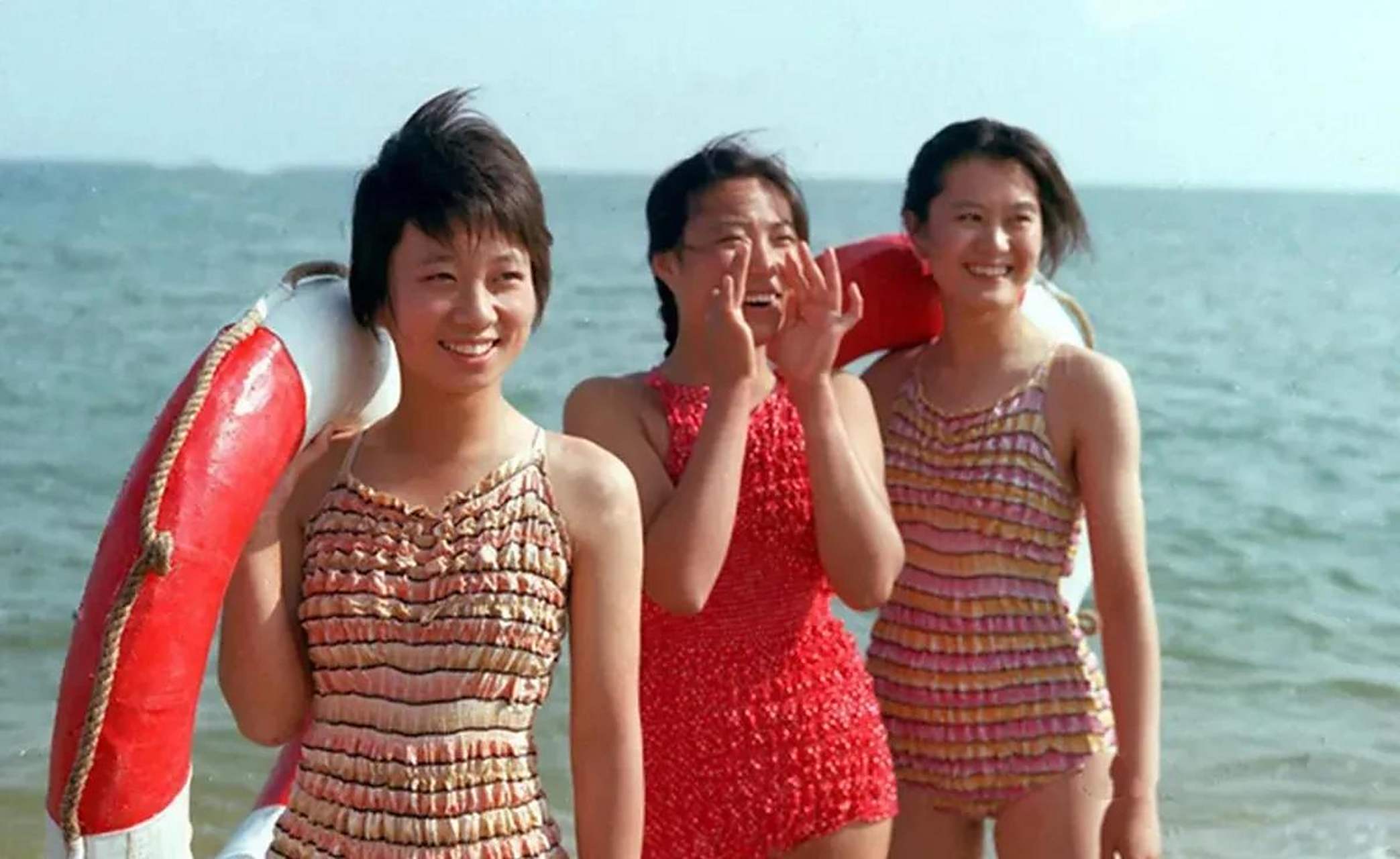 上个世纪80年代初期在北戴河游泳的女孩子们