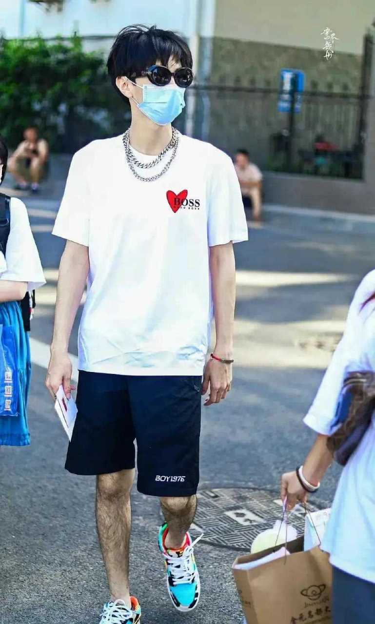 没想到,陈哲远的腿毛竟然这么多,看上去密密麻麻的,好像夜晚黑暗处的