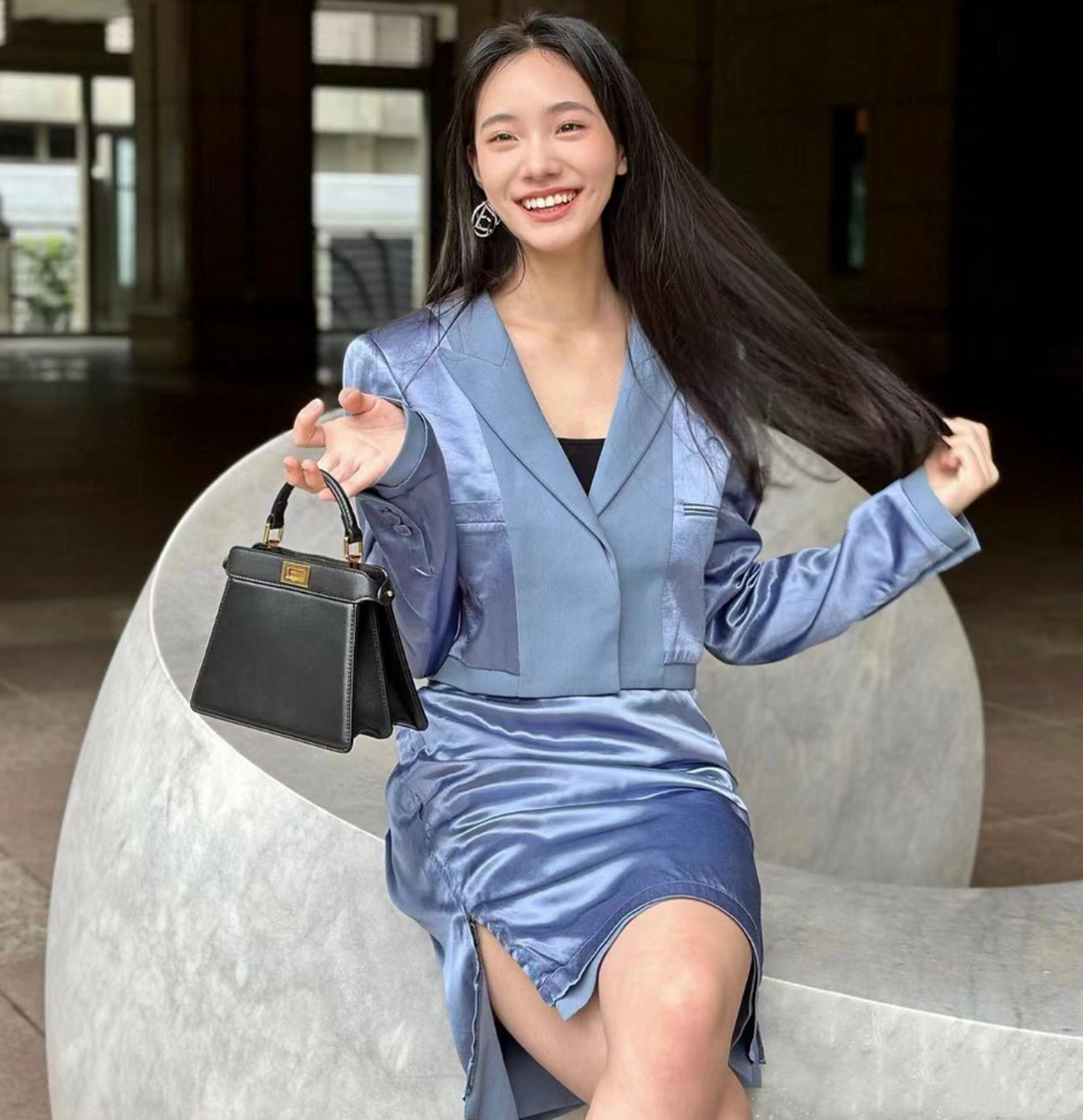 小s二女儿lily15岁穿职业装拍大片,网友:太美了!