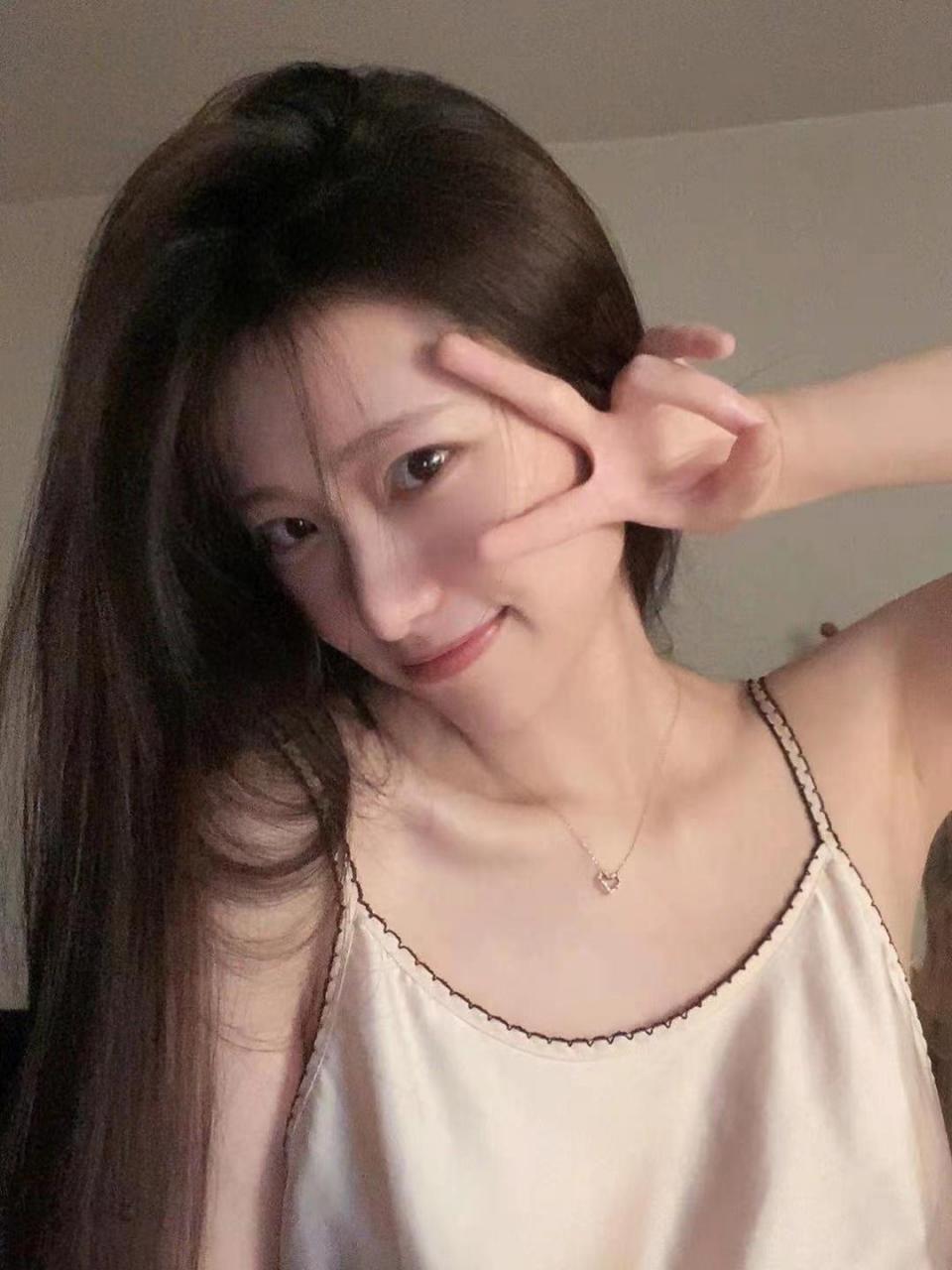 剪刀手大概是女生最爱用的拍照手势了