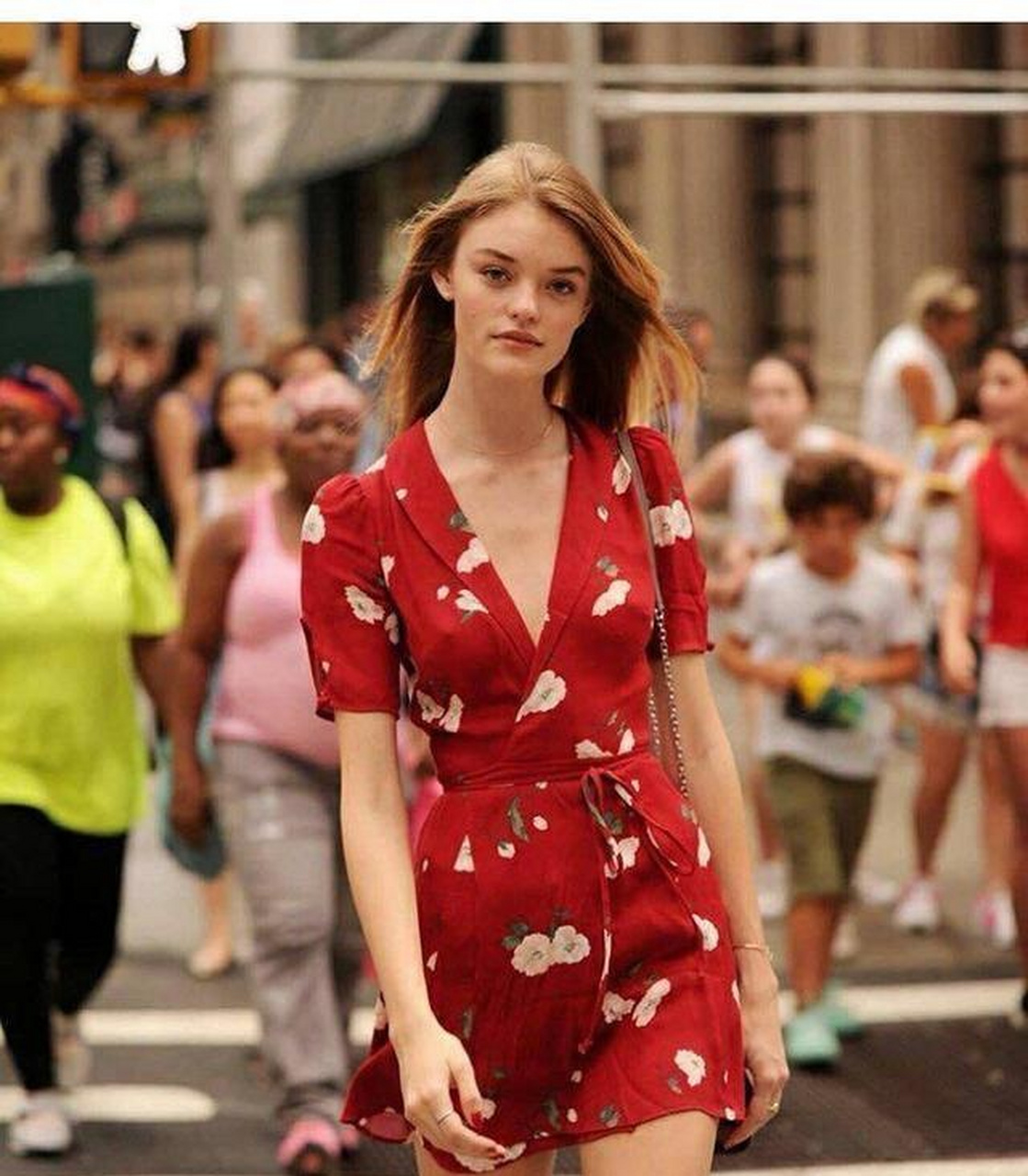 董卿和吴昕穿的这类山楂裙真是将整体衬托的更加显白显瘦,山楂裙上