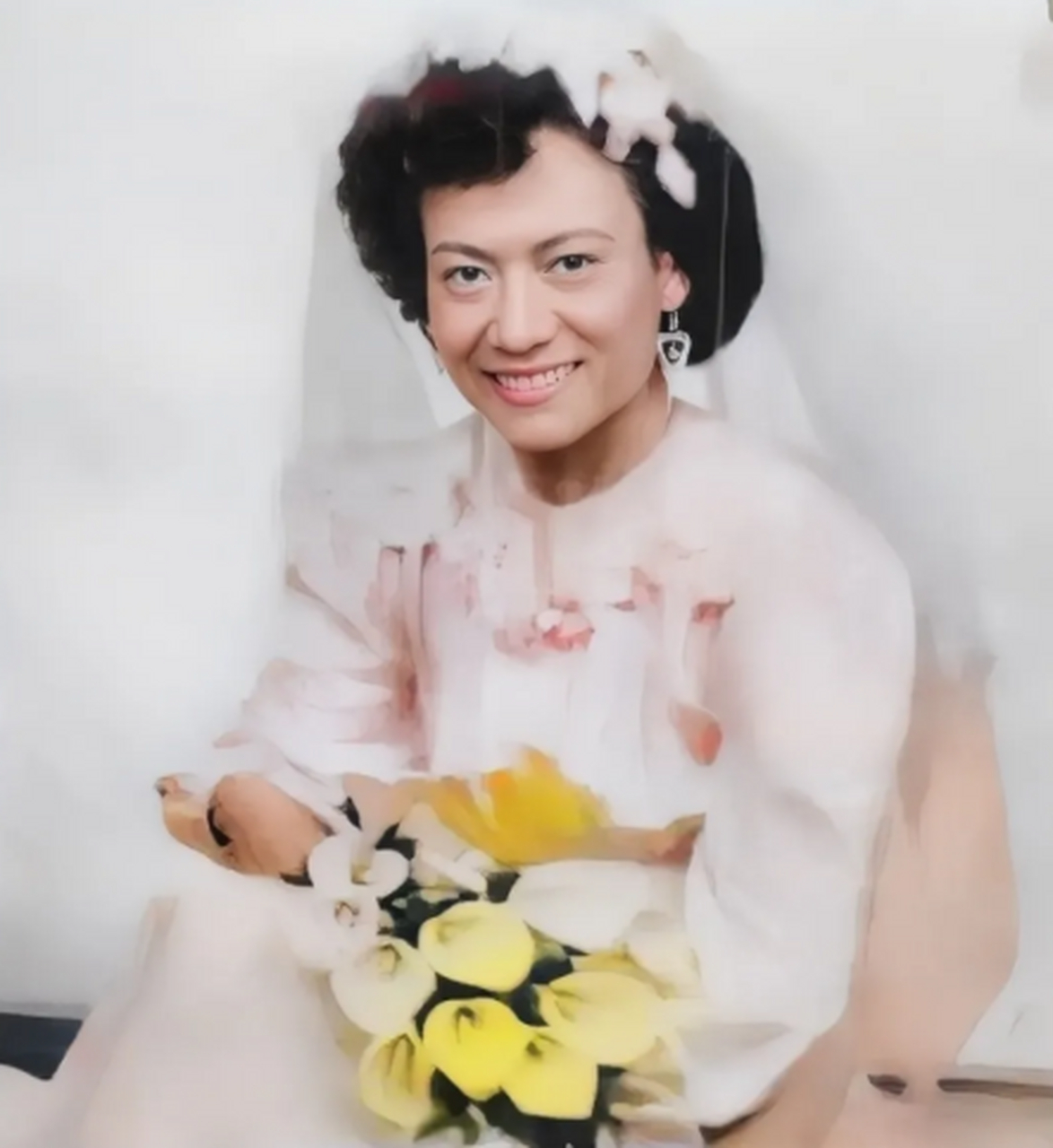 1956年,上海,国民党特务万国雄被逮捕,这一张"男扮女装"的老照片,是从