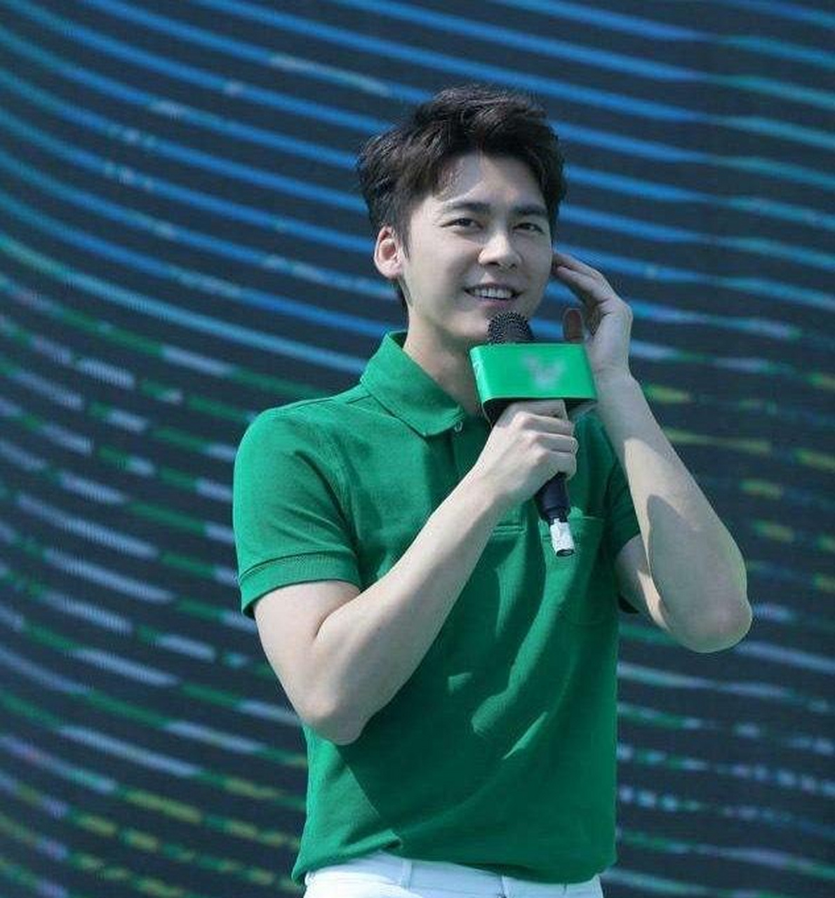 下次若有机会,你愿意与李易峰演绎什么样的关系,周冬雨回答:演他的
