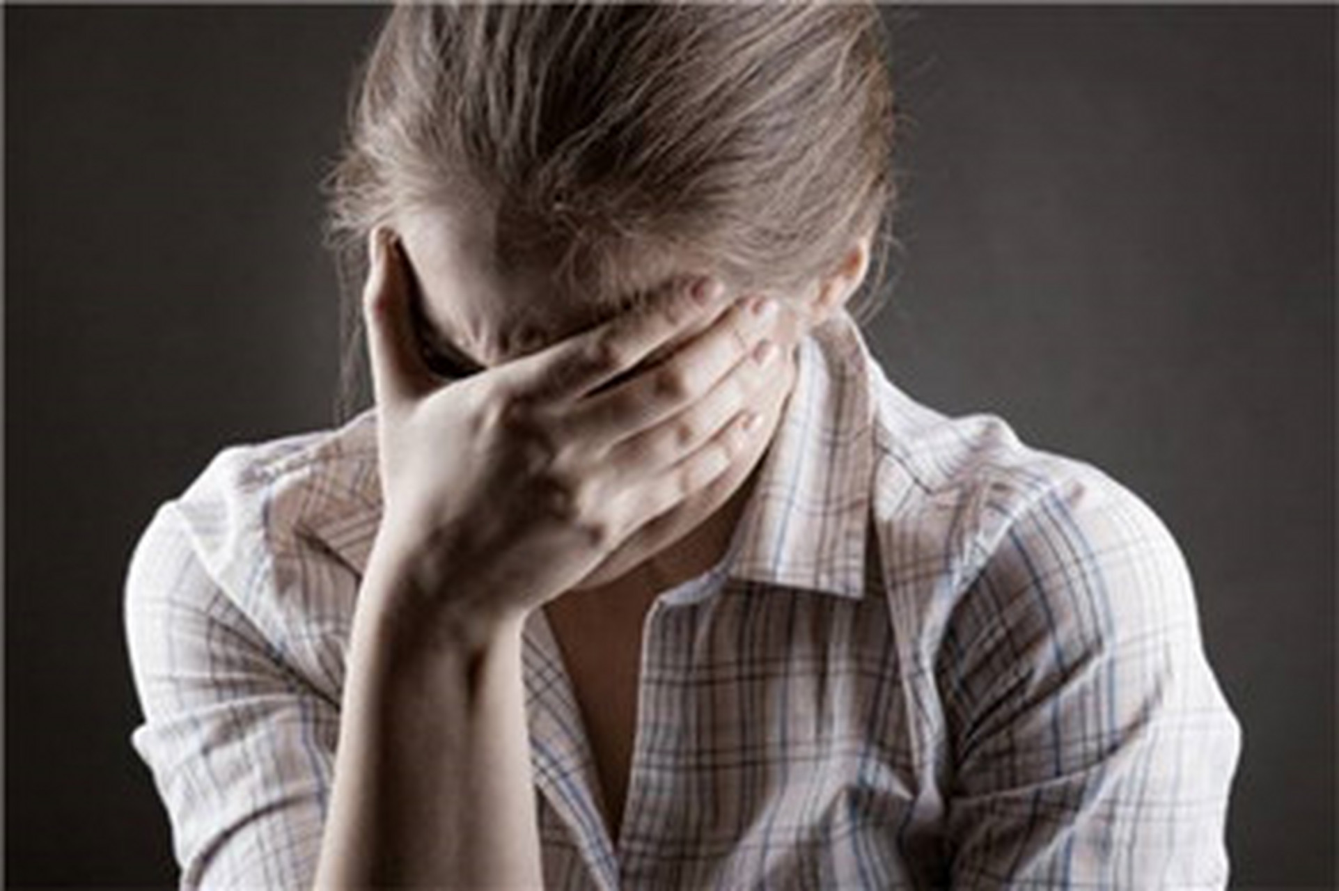 情绪藏在心里 遇到事情,不愿与他人诉说,用消沉代替不开心.