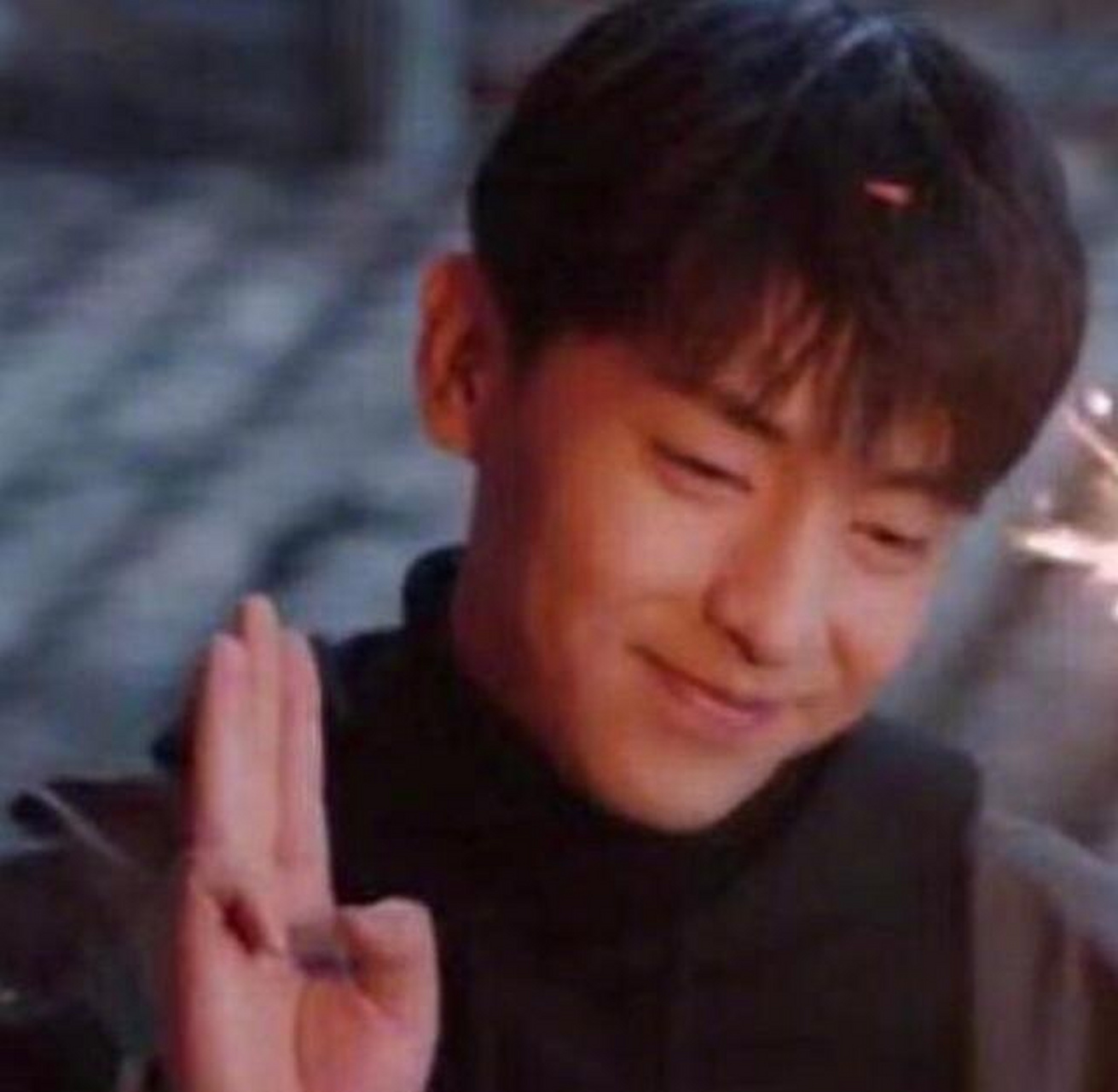 近日,邓伦的一组发誓手势的照片爆红网络,照片中邓论将大拇指和小拇指