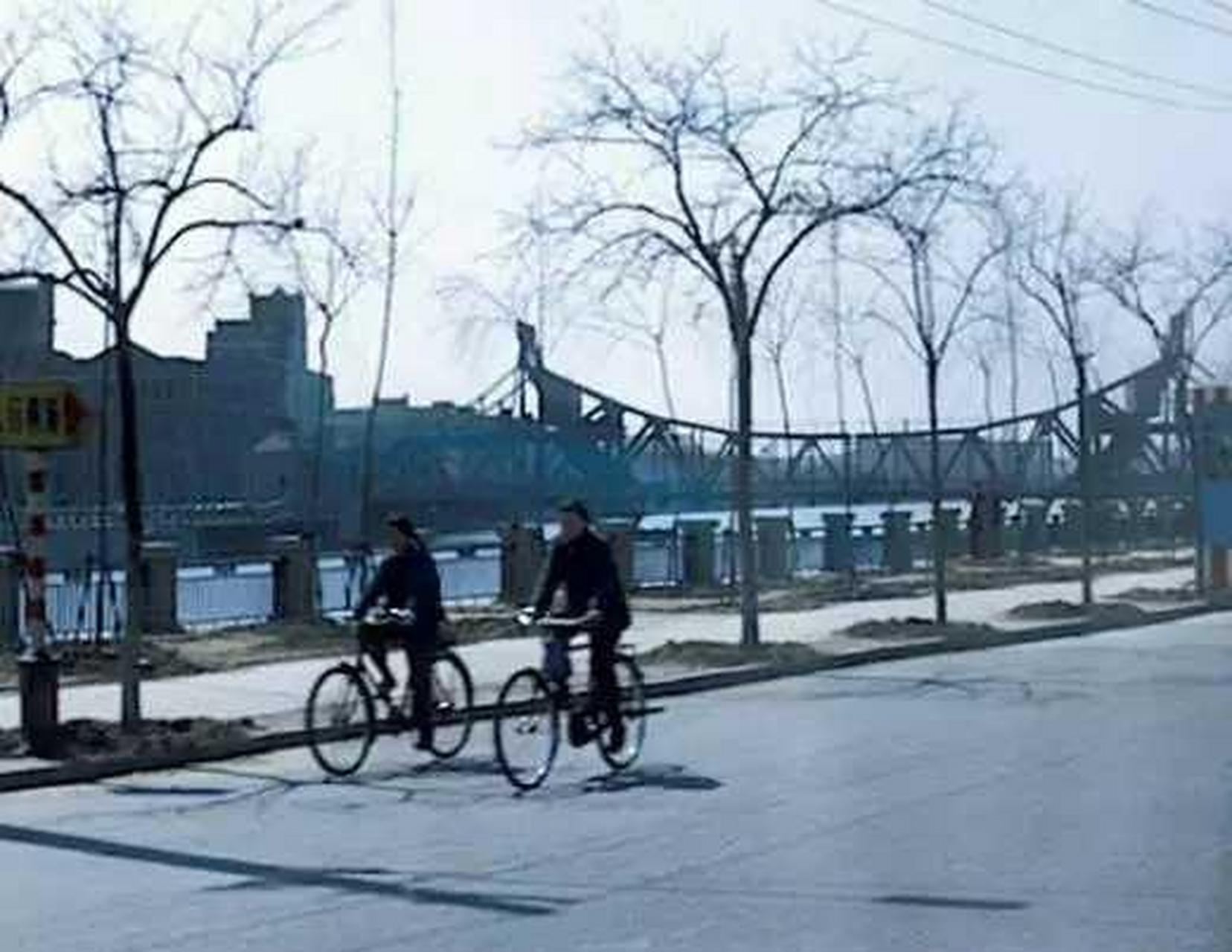 我看这个位置应该是老六号门货场,早先的海河东路,现在改为天津(火车)