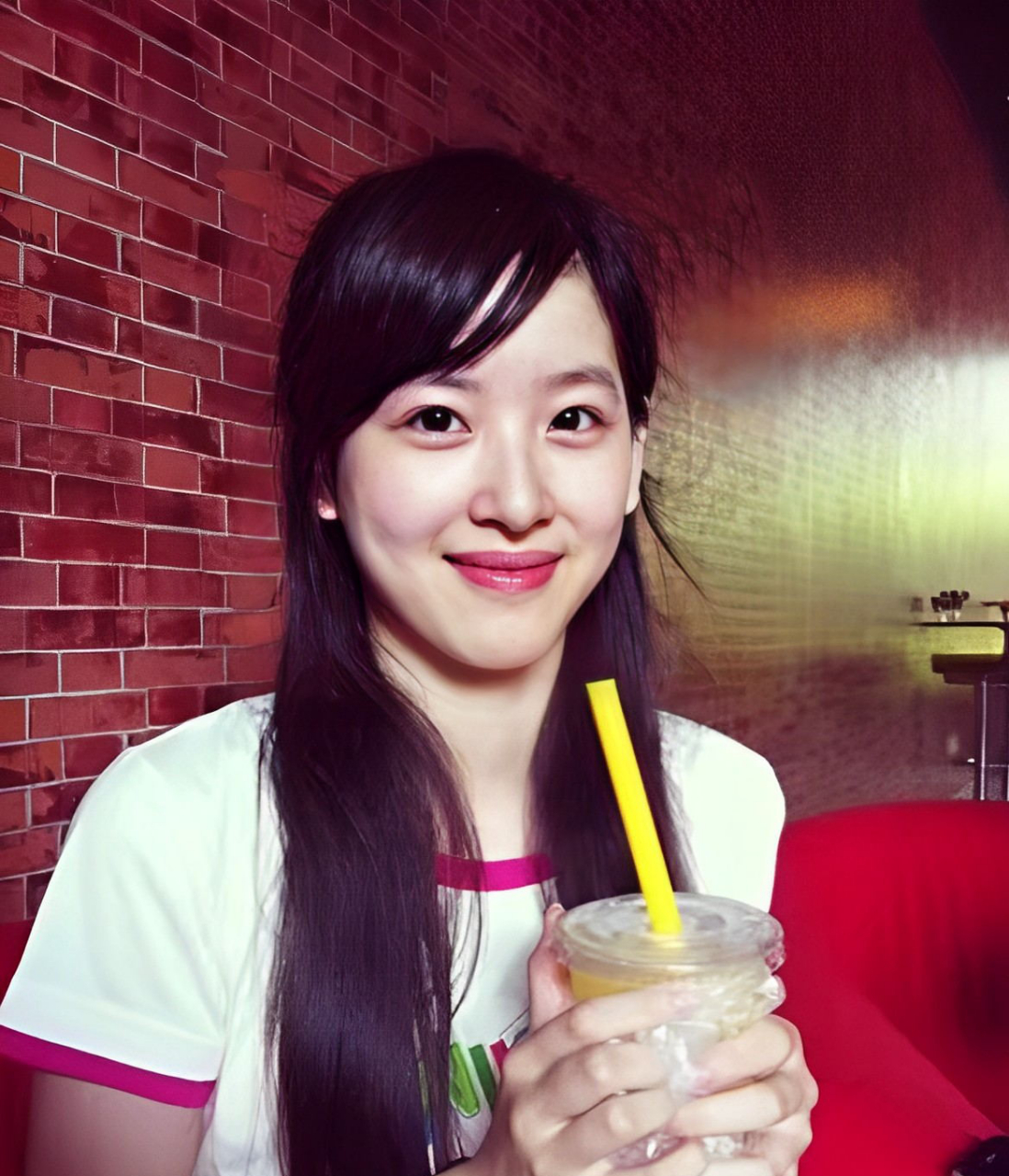 章泽天18岁时照片:开叉扎马尾素颜出镜,笑容甜美清纯可爱.