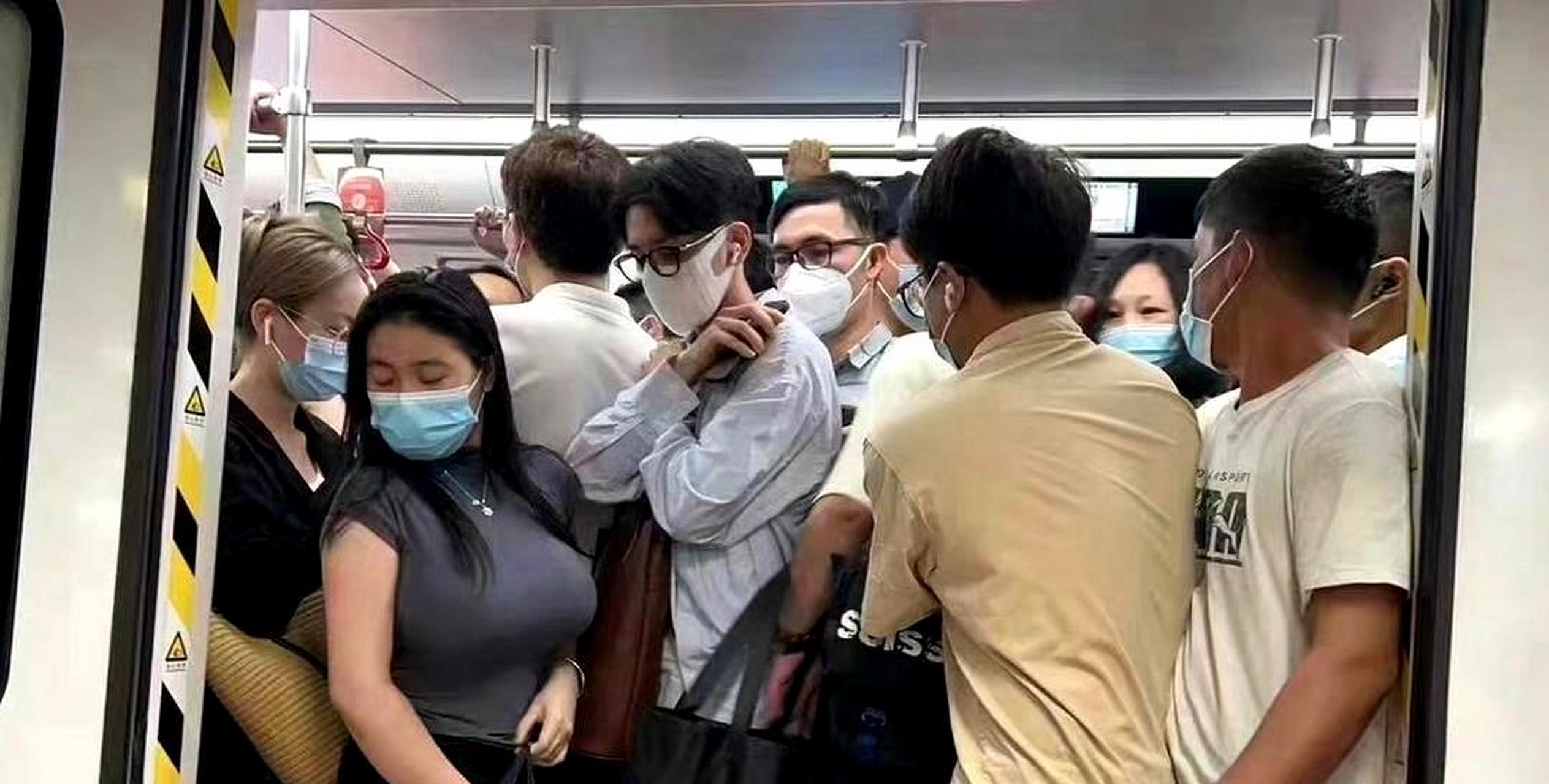 五一期间地铁拥挤,人流量过大.