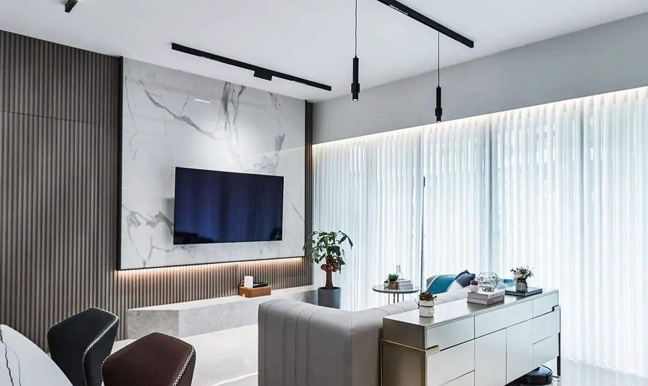 客厅一分为二打造出钢琴区,木格栅 大理石的电视墙将高级感拉满  你