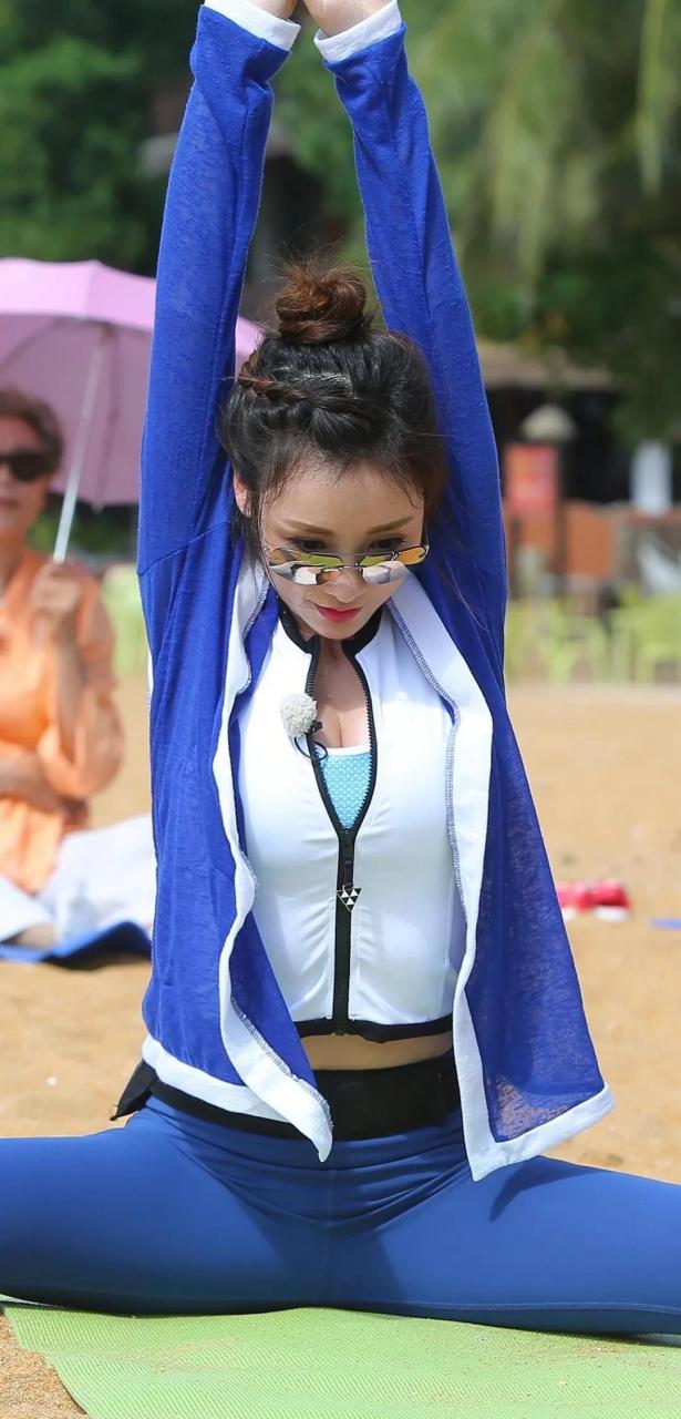 gif创作人# 柳岩沙滩穿蓝色瑜伽服展示性感身材,完美的曲线简直太美