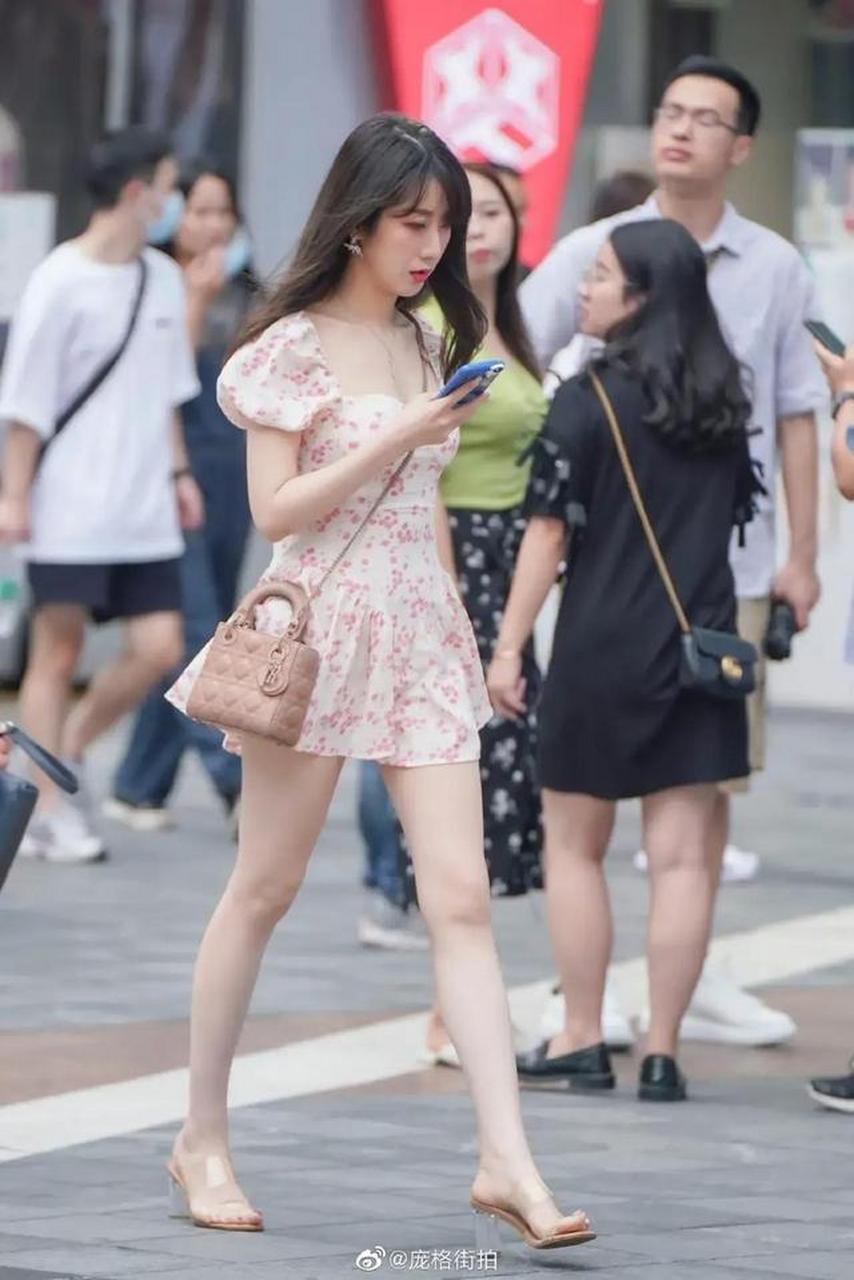 街拍美图 粉色碎花连衣裙穿搭的美腿小姐姐