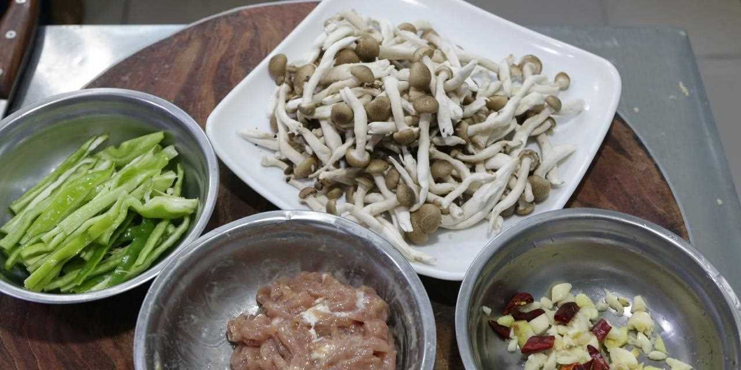 分享一道姬菇炒肉丝的做法,多做这2步,姬菇滑嫩肉丝入味,清淡又营养