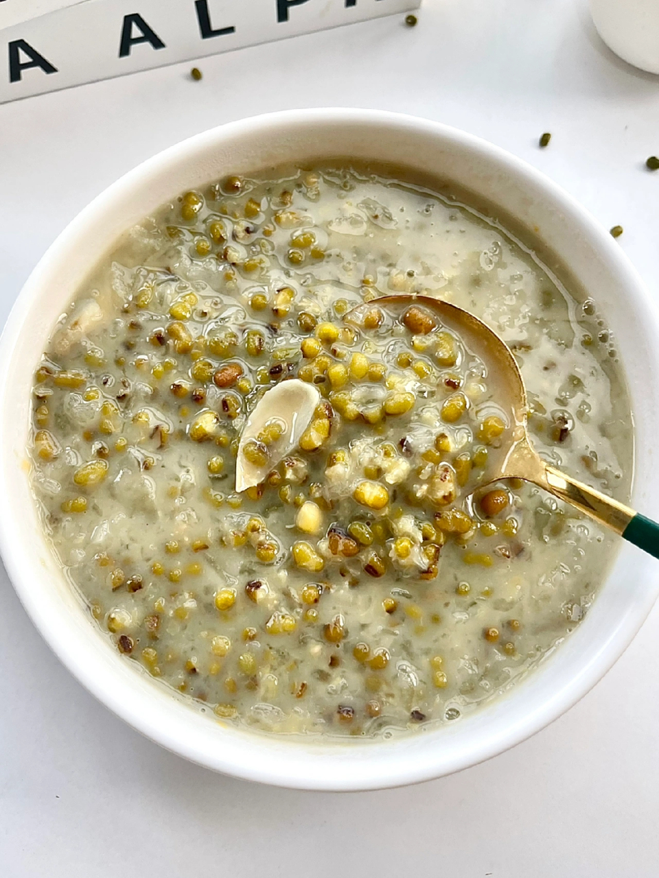 这碗绿豆银耳羹分享给经常熬夜,上火?燥的姐妹!