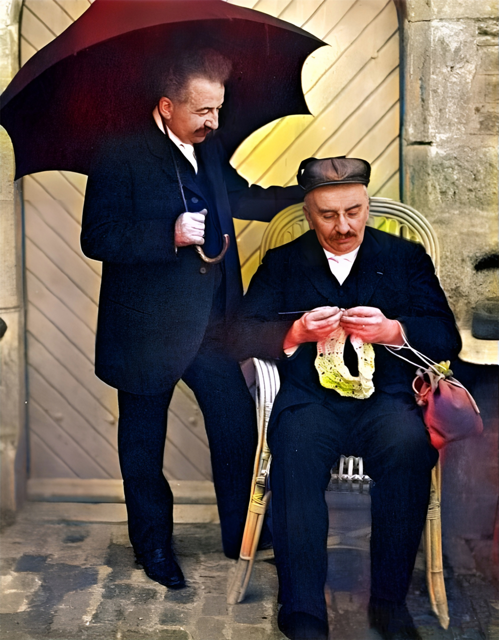 法国卢米埃尔兄弟,哥哥奥古斯塔·卢米埃尔为弟弟撑着伞,弟弟路易斯