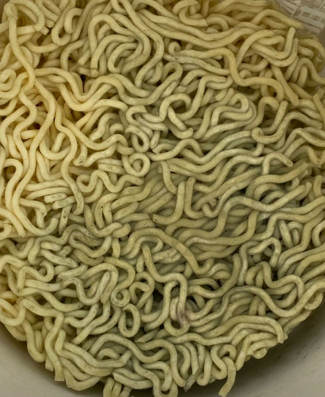 中午准备吃个泡面呢,结果一打开,发霉了