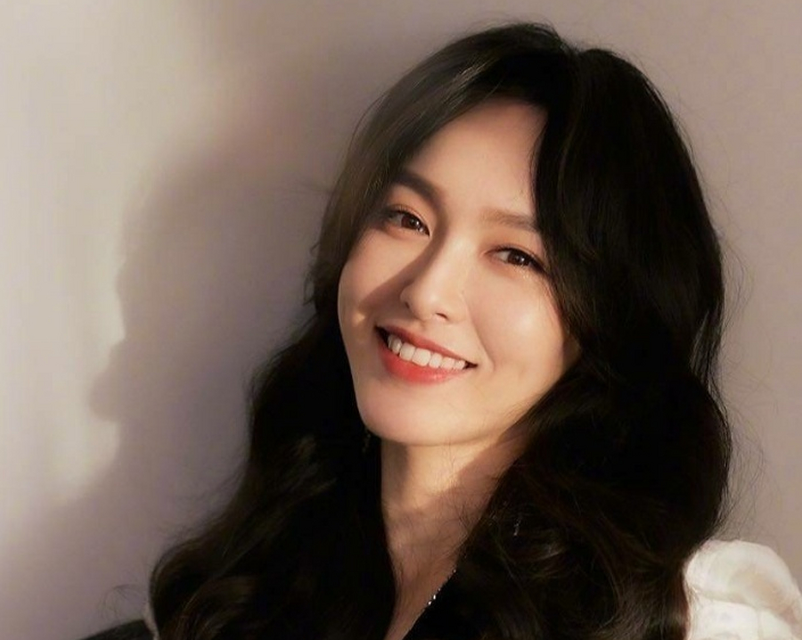 唐嫣晒抱女儿背影照# 自曝光女儿小手之后,再次曝光女儿背影照,正面