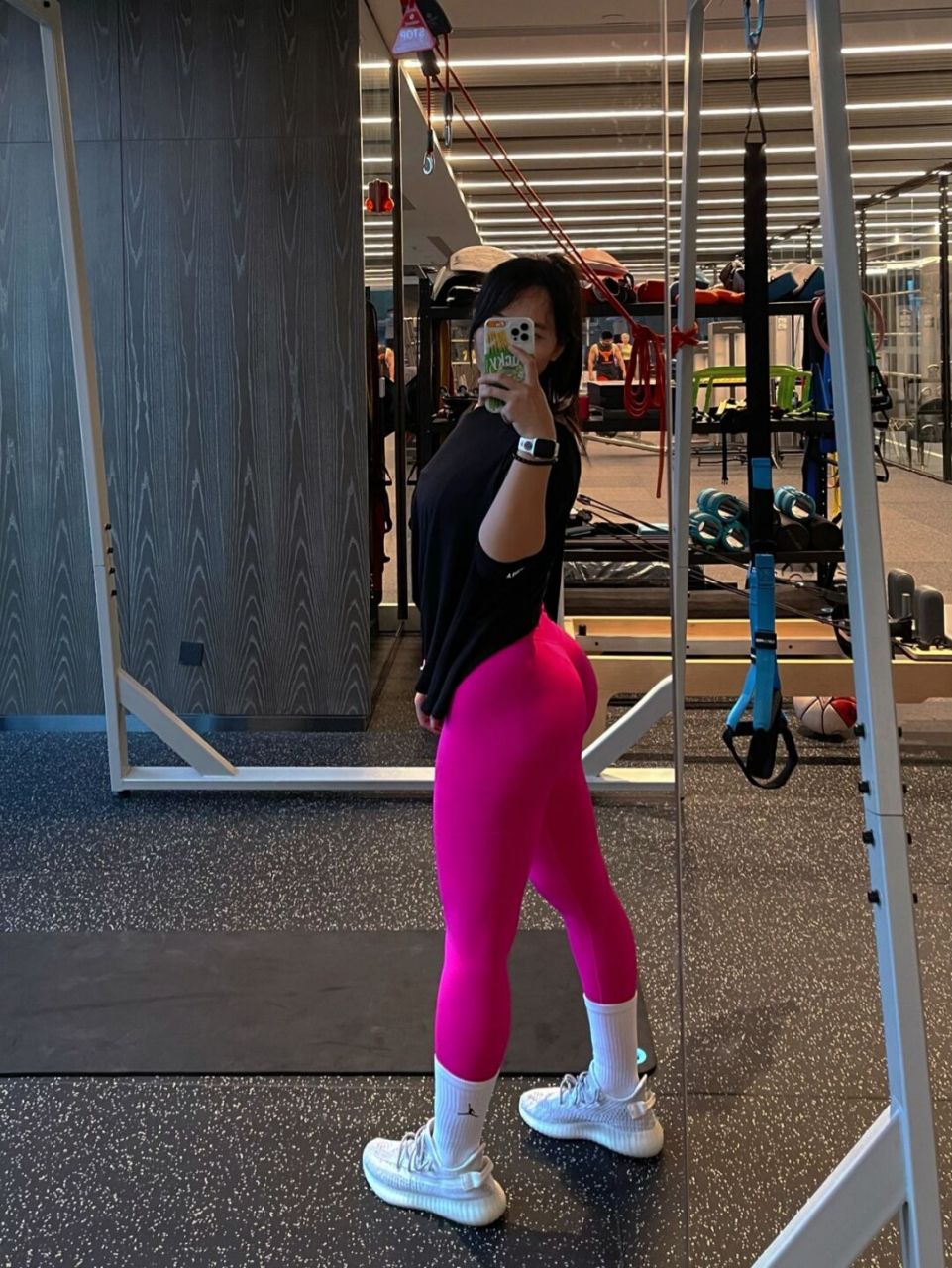 看到今天的lena拥有着标准的马甲线,川字线条的腹部让人羡慕不已,而且