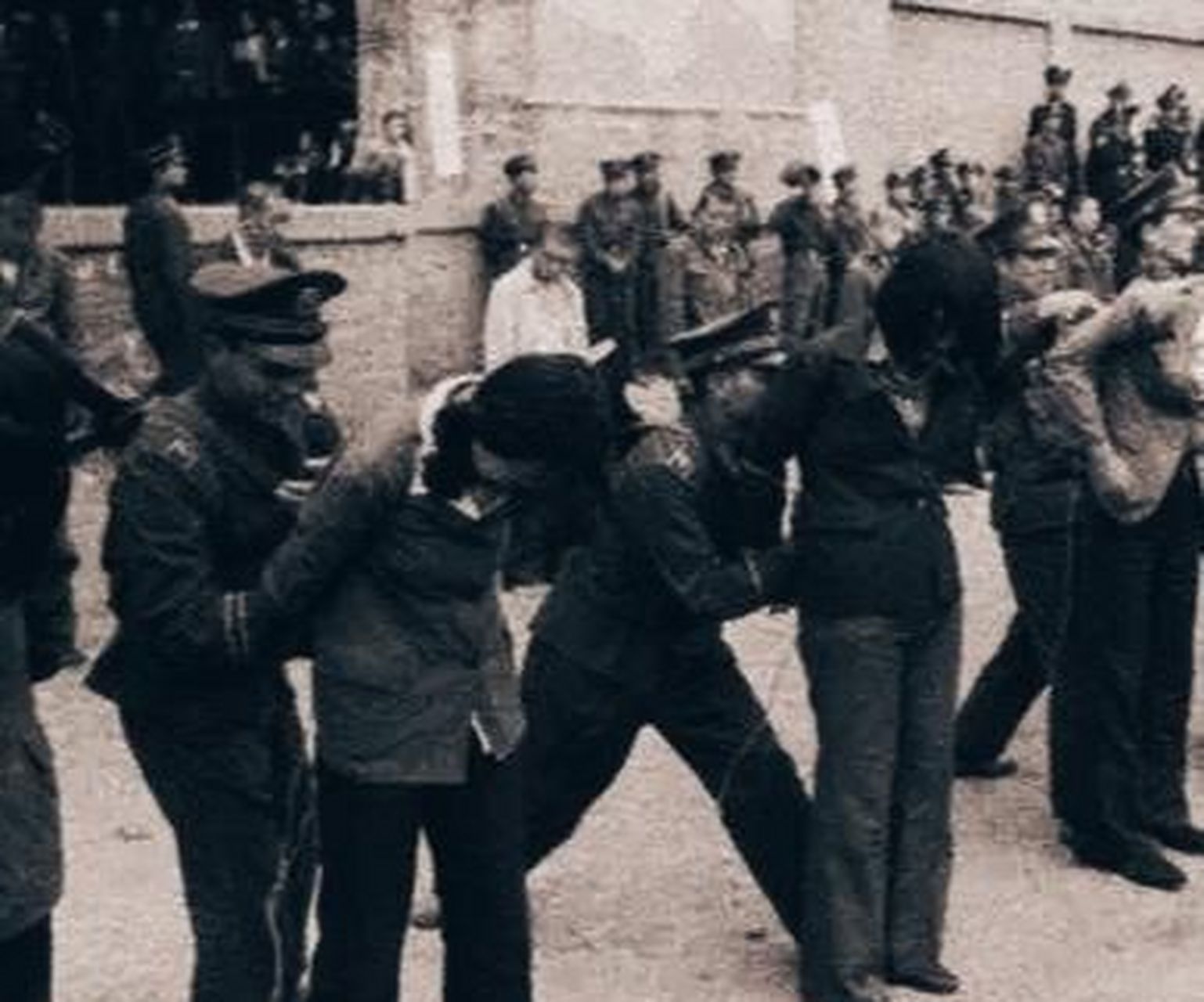 这是80年代严打的公审大会上.