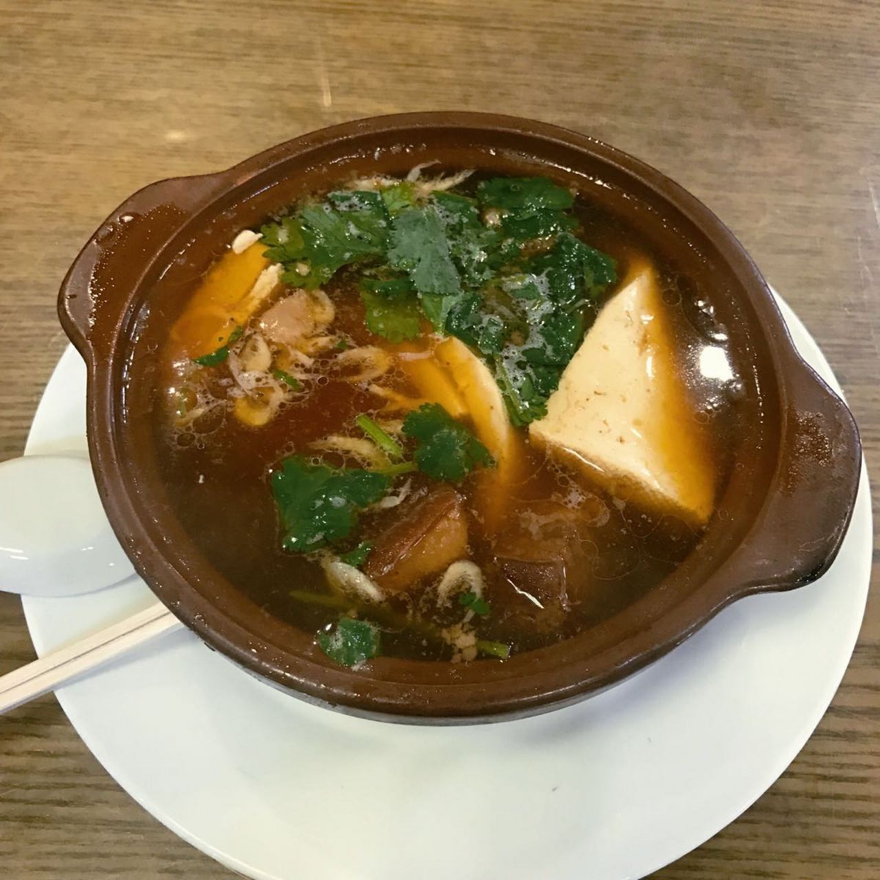 "老街砂锅",砂锅只有一种"豆腐丸子",选用优质猪肉,配以老汤,肉美汤鲜