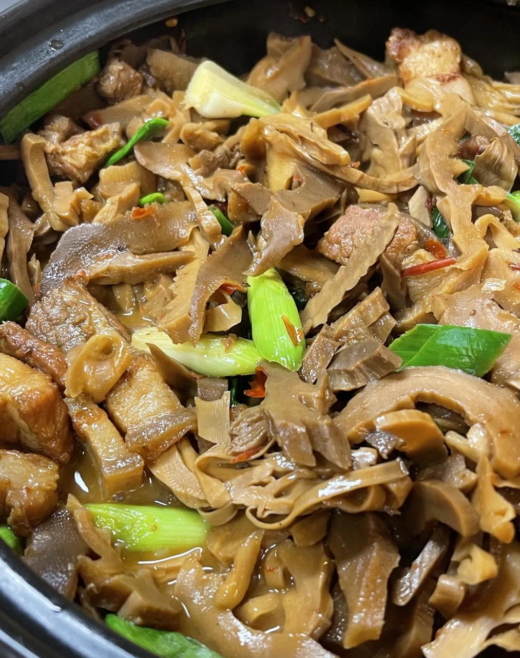 五花肉烧笋干!忒下饭了!